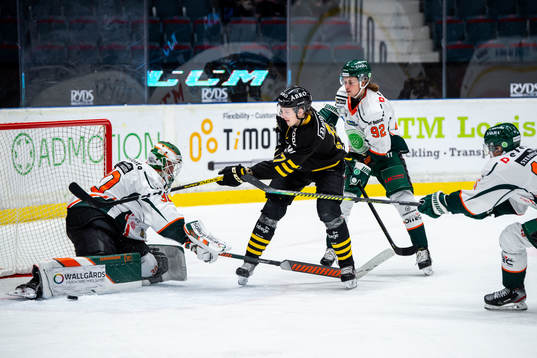 Kristianstads målvakt Robin Wallin och Dennis Svensson mot