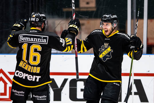 s John Henrion och Oscar Milton jublar