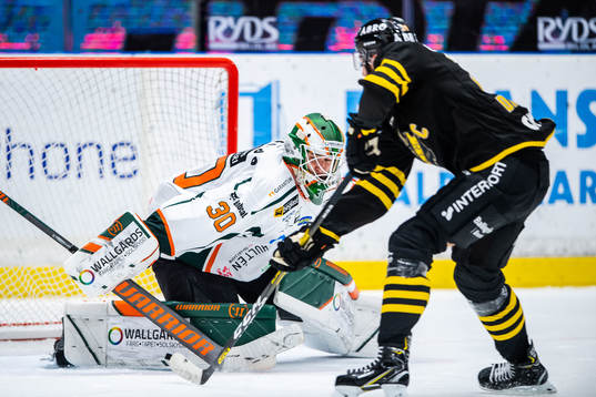 Kristianstads målvakt Robin Wallin räddar ett skott från