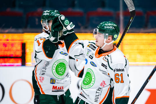 Kristianstads Malte Sjögren jublar med lagkamrater