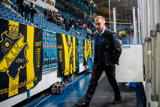s tränare Jussi Salo deppar