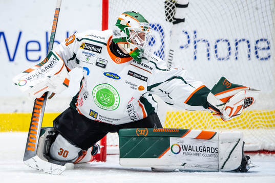 Kristianstads målvakt Robin Wallin med en räddning