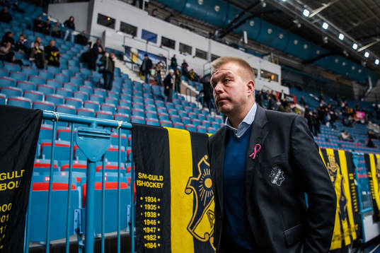 s tränare Jussi Salo deppar