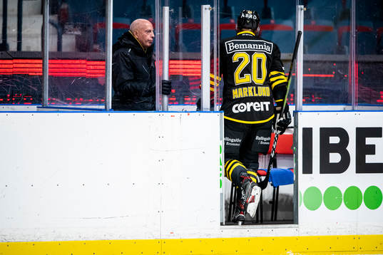 s Sam Marklund sätter sig i utvisningsbåset