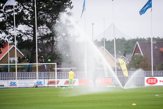 Falkenbergs Falcom alkoholfri Arena fotbollsplan vattnas