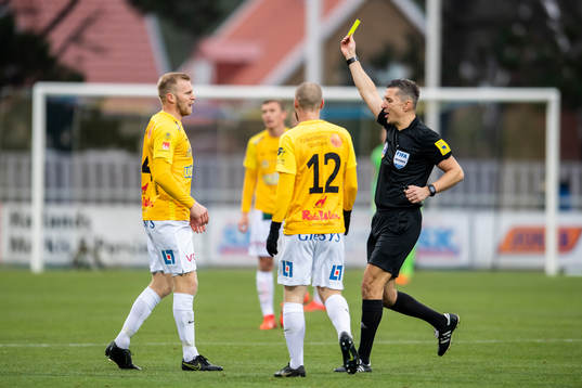 Falkenbergs Per Karlsson får varning av domare Bojan