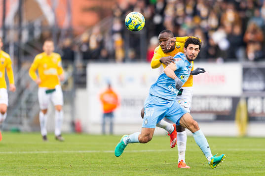 AFC Eskilstunas Sandro Tsveiba och Falkenbergs Nsima Peter