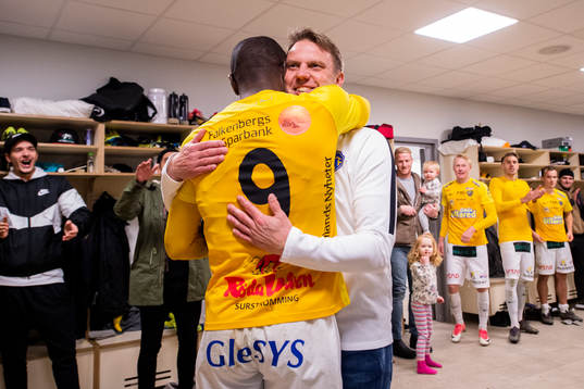 Falkenbergs Nsima Peter och tränare Hasse Eklund jublar