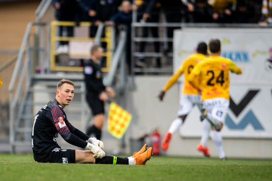 AFC Eskilstunas målvakt Ihor Levchenko deppar