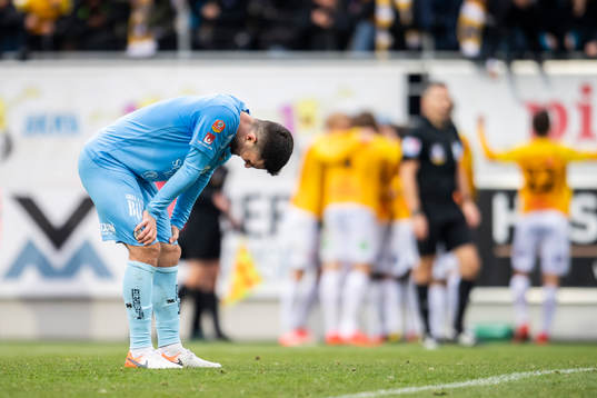 AFC Eskilstunas spelare deppar medan Falkenbergs spelare