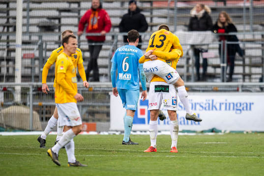 Falkenbergs Marcus Mathisen jublar medan AFC Eskilstunas
