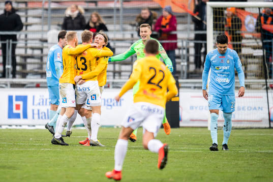Falkenbergs Marcus Mathisen jublar med sina medspelare