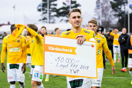 Falkenbergs Tobias Karlsson jublar