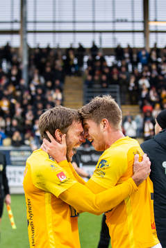 Falkenbergs Karl Söderström och Marcus Mathisen  jublar