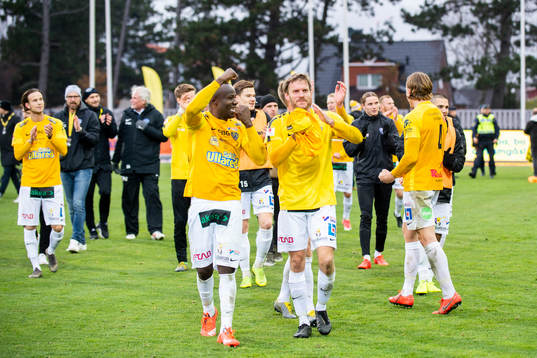 Falkenbergs spelare jublar