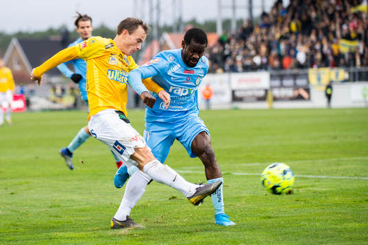 Falkenbergs Anton Wede och AFC Eskilstunas Michael Anaba