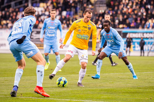 Falkenbergs Anton Wede omringad av AFC Eskilstunas Wilhelm