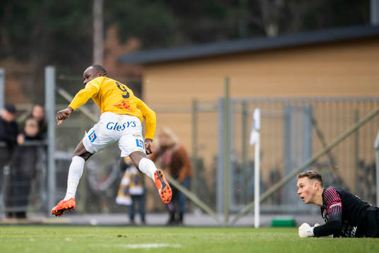 Falkenbergs Nsima Peter jublar medan AFC Eskilstunas