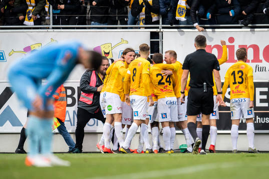 Falkenbergs Nsima Peter jublar
