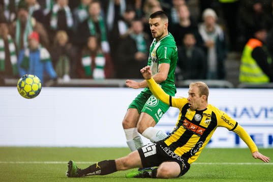Hammarbys Vladimir Rodic med ett inlägg förbi Häckens