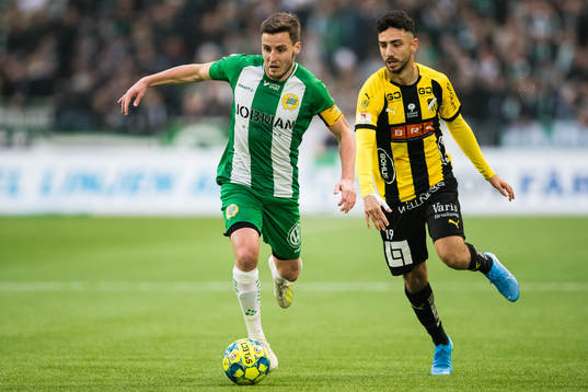 Hammarbys Jeppe Andersen jagas av Häckens Daleho Irandust