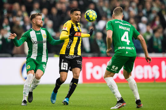 Hammarbys Dennis Widgren och Richard Magyar försvarar sig