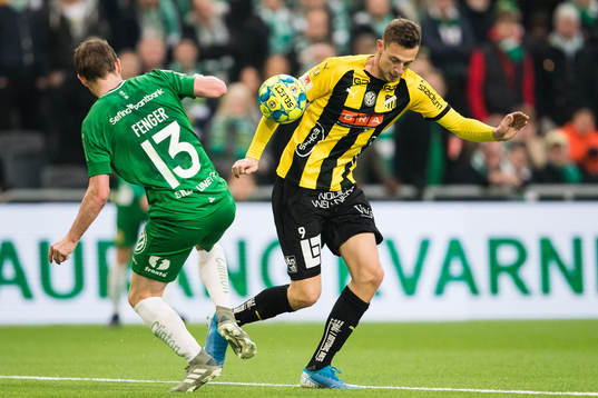 Hammarbys Mads Fenger Nielsen i kamp om bollen med Häckens
