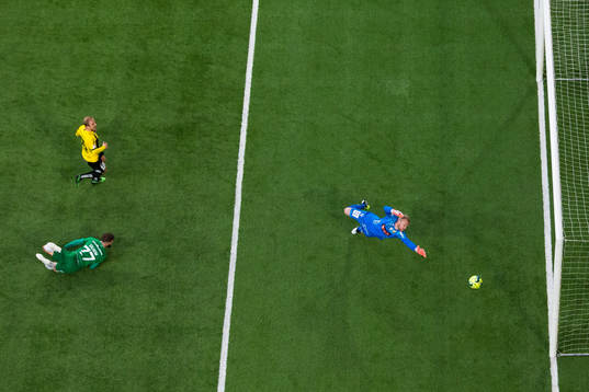 Hammarbys Mats Solheim nickar in 4-1 för Hammarby bakom