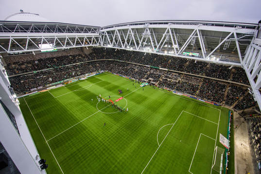 Generell vy av Tele2 Arena när spelarna ställer upp sig