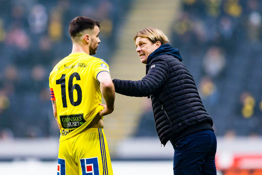 Sundsvalls tränare Tony Gustavsson ger direktiv till
