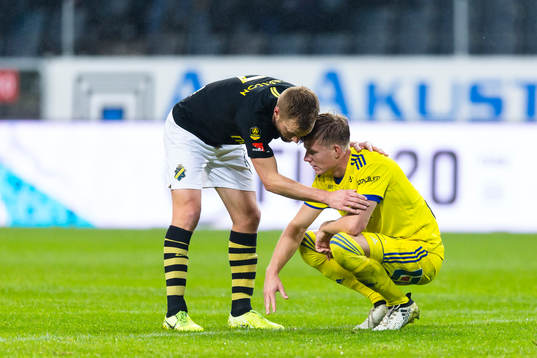 s Sebastian Larsson tröstar Sundsvalls Eric Björkander