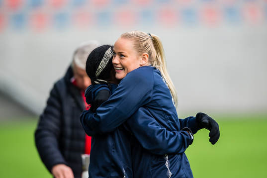Ajara Nchout Njoya and Victoria Ludvigsen of Vålerenga