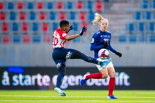 Rasheedat Busayo Ajibade of Avaldsnes and Maruschka Waldus