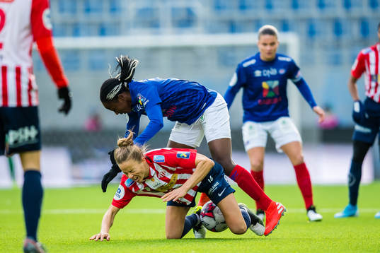 Ajara Nchout Njoya of Vålerenga and Aivi Belinda Kerstin