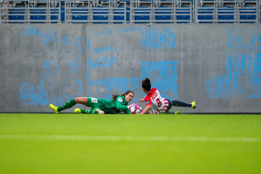 Hannah Grace Seabert of Vålerenga and Giovanna de Oliveira