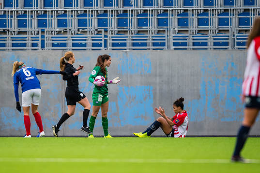 Hannah Grace Seabert of Vålerenga and Giovanna de Oliveira