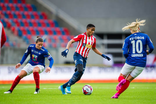 Sherida Spitse of Vålerenga and Rasheedat Busayo Ajibade
