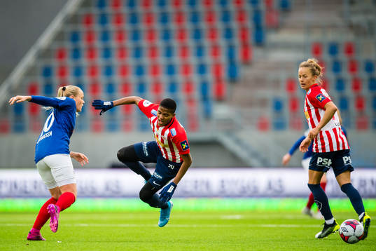 Victoria Ludvigsen of Vålerenga and Rasheedat Busayo