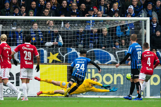 Kalmars målvakt Lucas Hägg-Johansson räddar ett skott