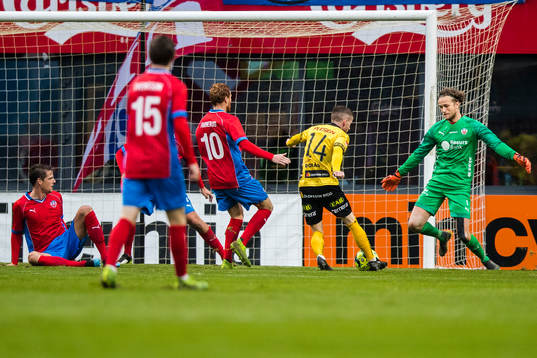 Elfsborgs Rasmus Alm gör 0-1 bakom Helsingborgs målvakt