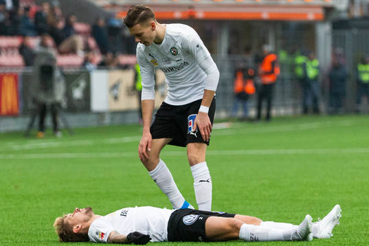 Örebros Daniel Björnkvist ligger ner skadad och ses om av