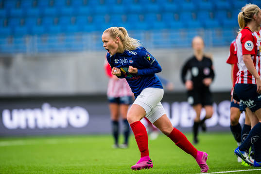 Victoria Ludvigsen of Vålerenga celebrates