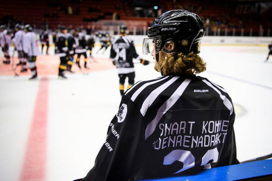 Brynäs Linus Ölund med en tröja med texten "Snart kommer