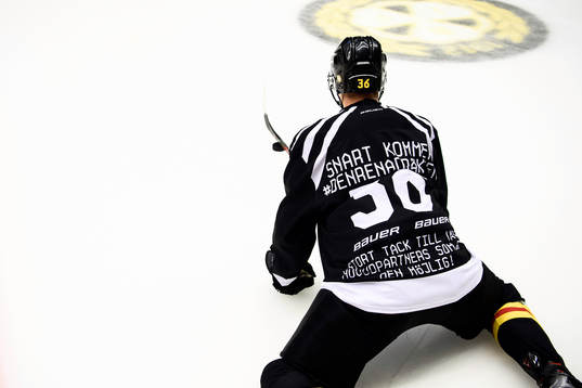 Brynäs Linus Ölund med en tröja med texten "Snart kommer