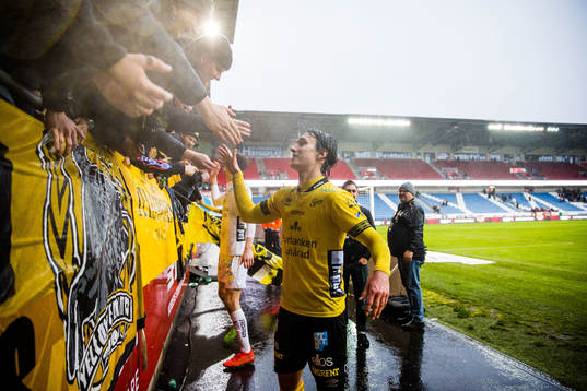 Elfsborgs Jonathan Levi jublar med publiken