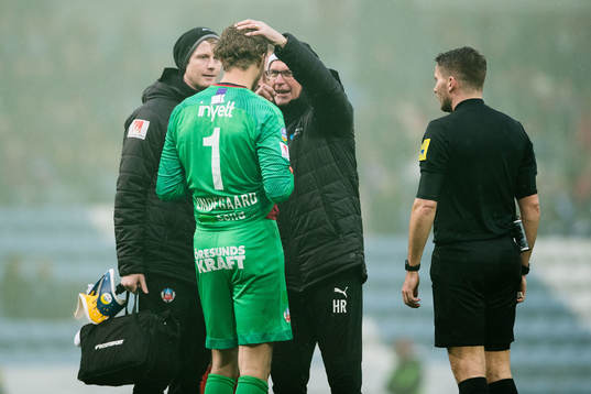 Helsingborgs målvakt Anders Lindegaard undersöks
