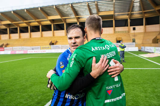 Sirius Niklas Busch Thor och målvakt Lukas Jonsson jublar