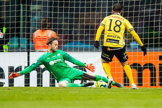 Helsingborgs målvakt Anders Lindegaard räddar skott från