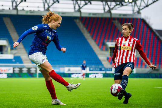 Stine Ballisager Pedersen of Vålerenga and Ana Jelencic of