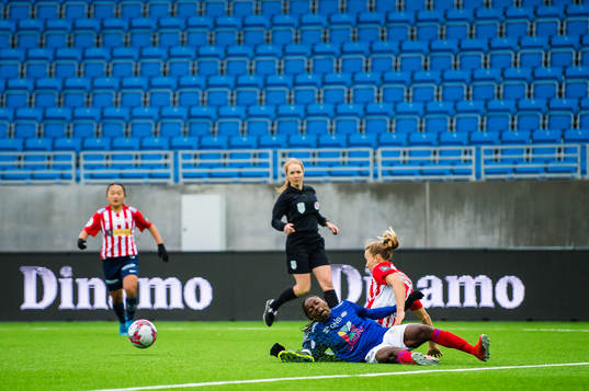 Ajara Nchout Njoya of Vålerenga and Aivi Belinda Kerstin